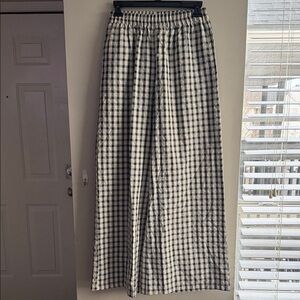 Wide-Leg Checkered Pants in navy and White